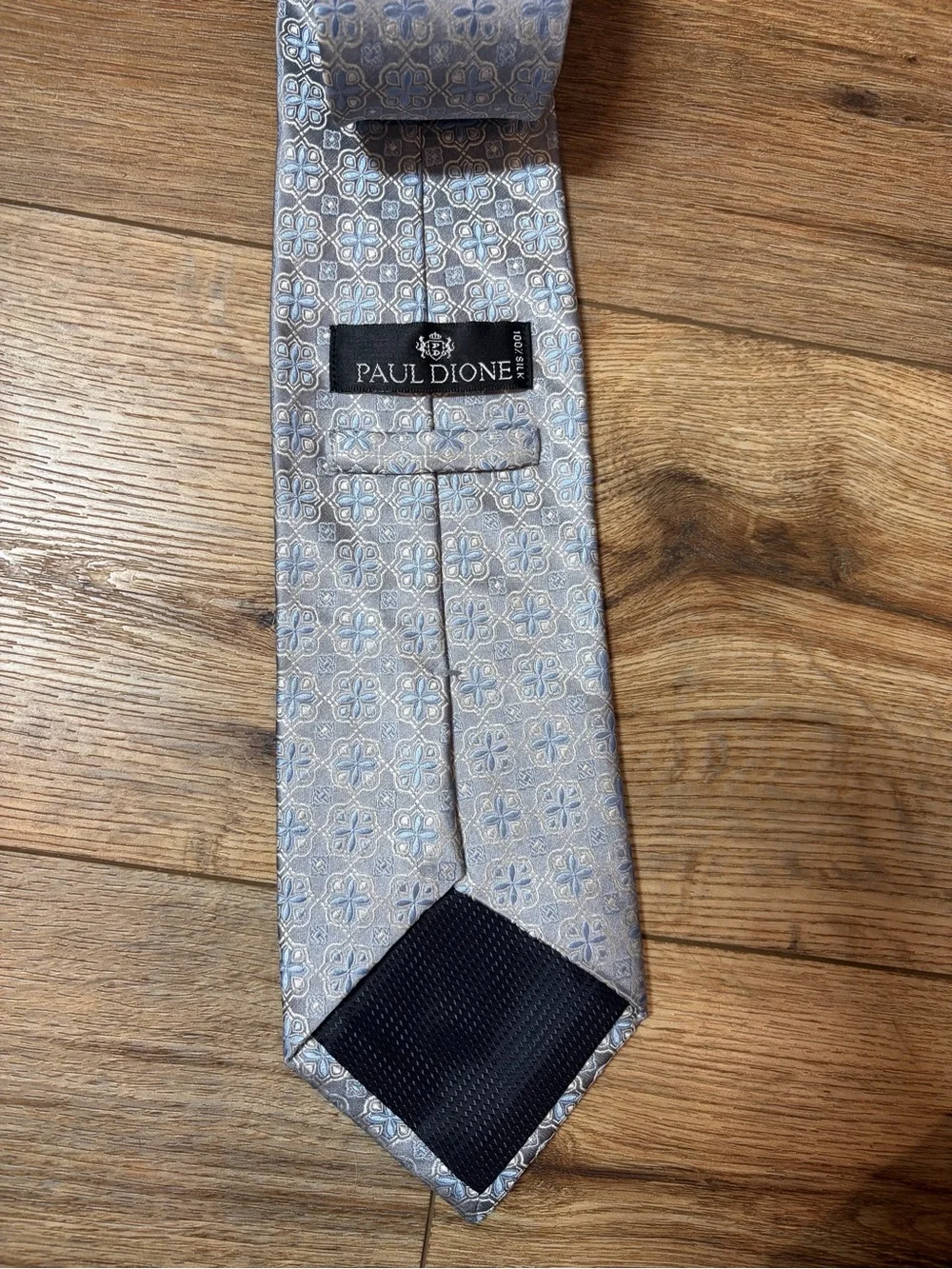 Paul Dione necktie grey and light blue geometric medallion pattern 100% Silk